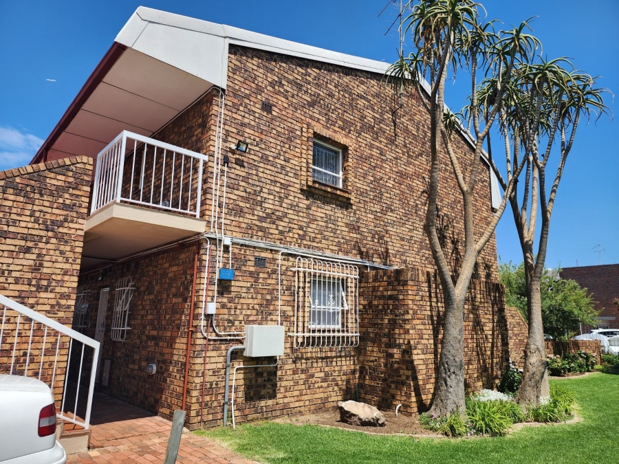 2 Bedroom Property for Sale in Dayanglen Gauteng