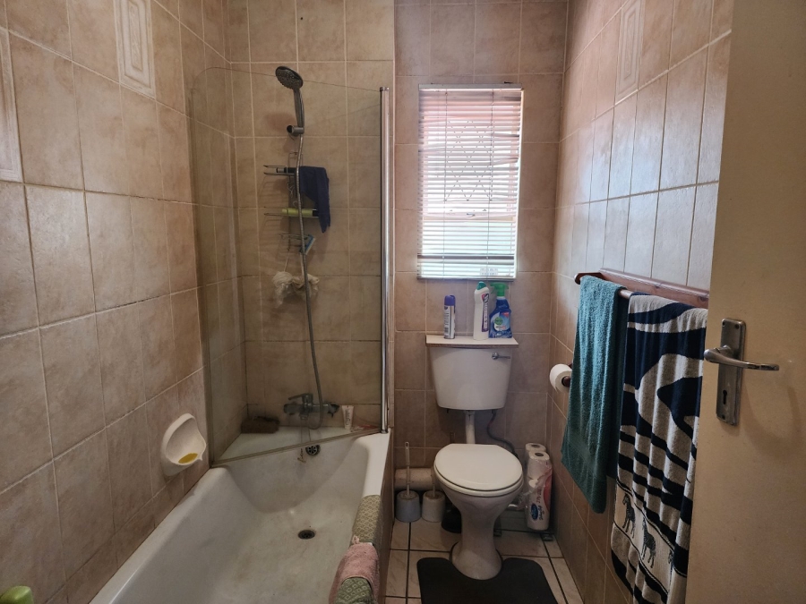 2 Bedroom Property for Sale in Dayanglen Gauteng