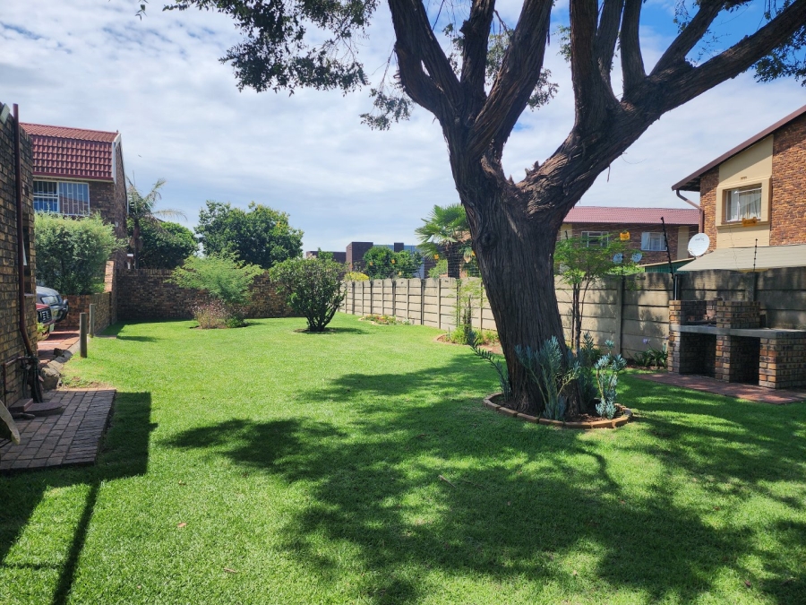 2 Bedroom Property for Sale in Dayanglen Gauteng