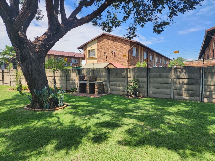 2 Bedroom Property for Sale in Dayanglen Gauteng