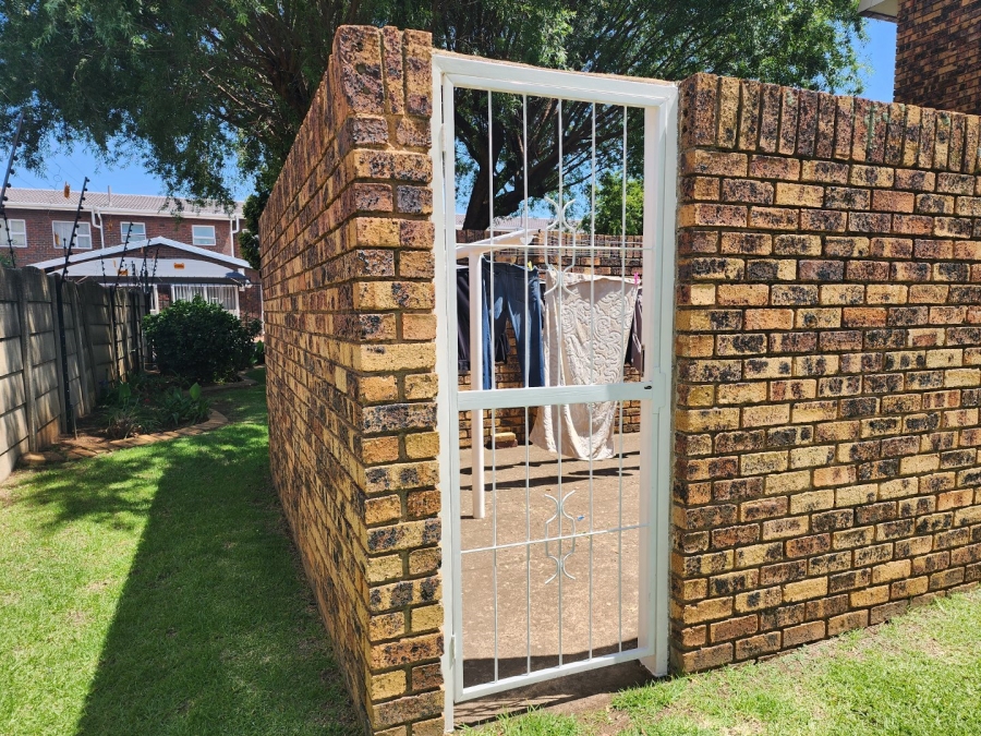 2 Bedroom Property for Sale in Dayanglen Gauteng