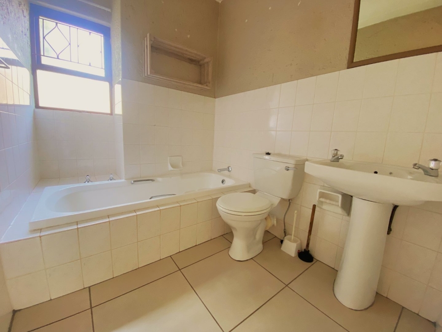 2 Bedroom Property for Sale in Roodekrans Gauteng