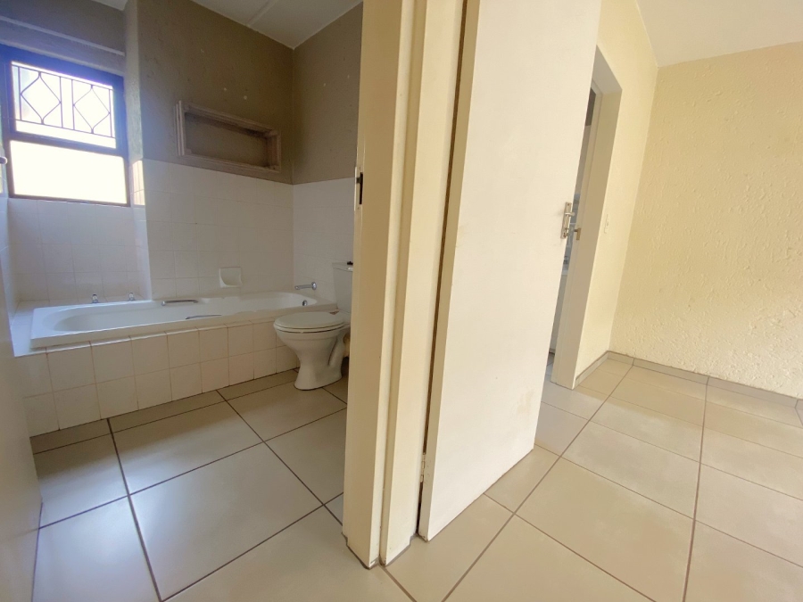 2 Bedroom Property for Sale in Roodekrans Gauteng