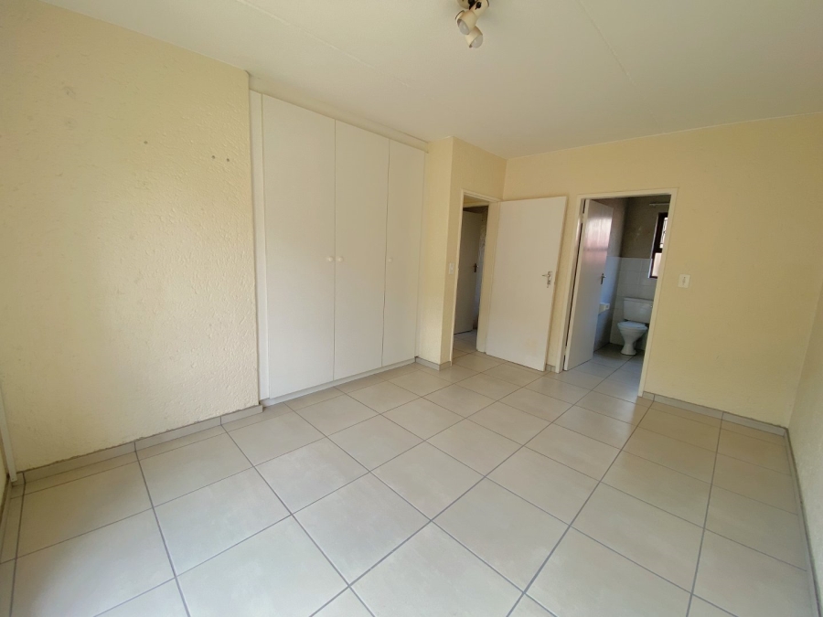 2 Bedroom Property for Sale in Roodekrans Gauteng