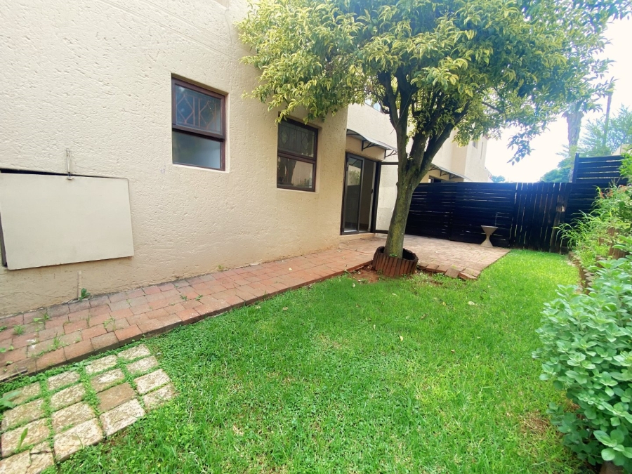 2 Bedroom Property for Sale in Roodekrans Gauteng