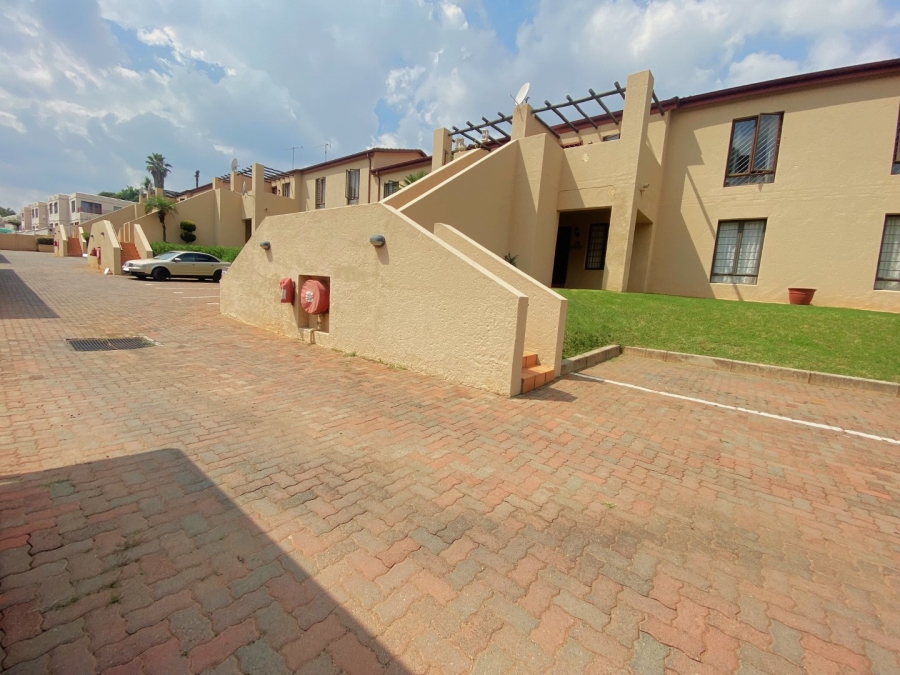 2 Bedroom Property for Sale in Roodekrans Gauteng