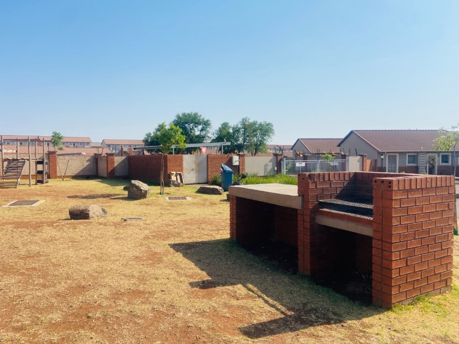 2 Bedroom Property for Sale in Monavoni Gauteng