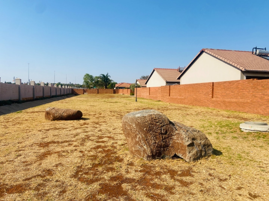 2 Bedroom Property for Sale in Monavoni Gauteng