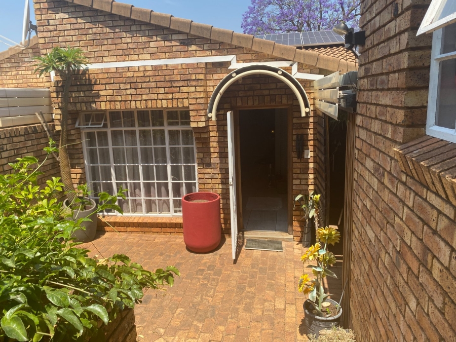 2 Bedroom Property for Sale in Brummeria Gauteng