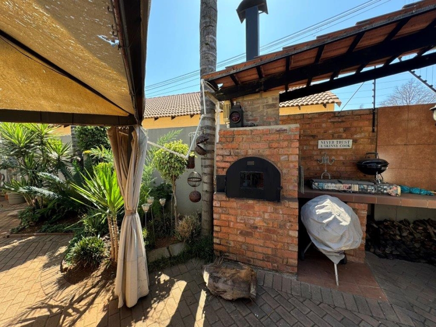 2 Bedroom Property for Sale in Glen Marais Gauteng