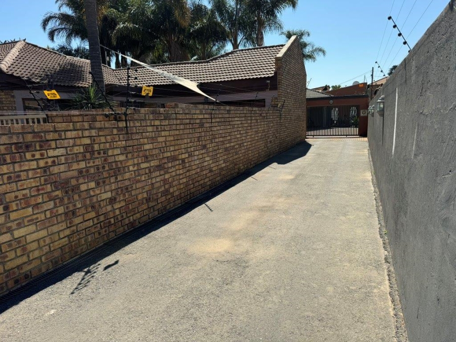 2 Bedroom Property for Sale in Glen Marais Gauteng