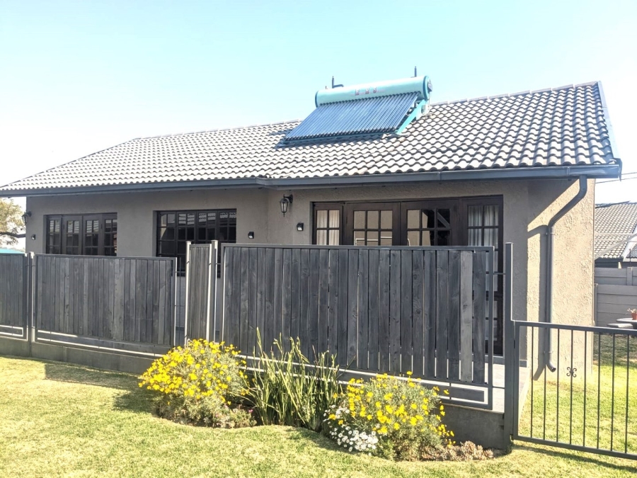 To Let 2 Bedroom Property for Rent in Constantia Kloof Gauteng