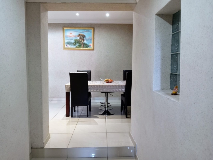 5 Bedroom Property for Sale in Mondeor Gauteng