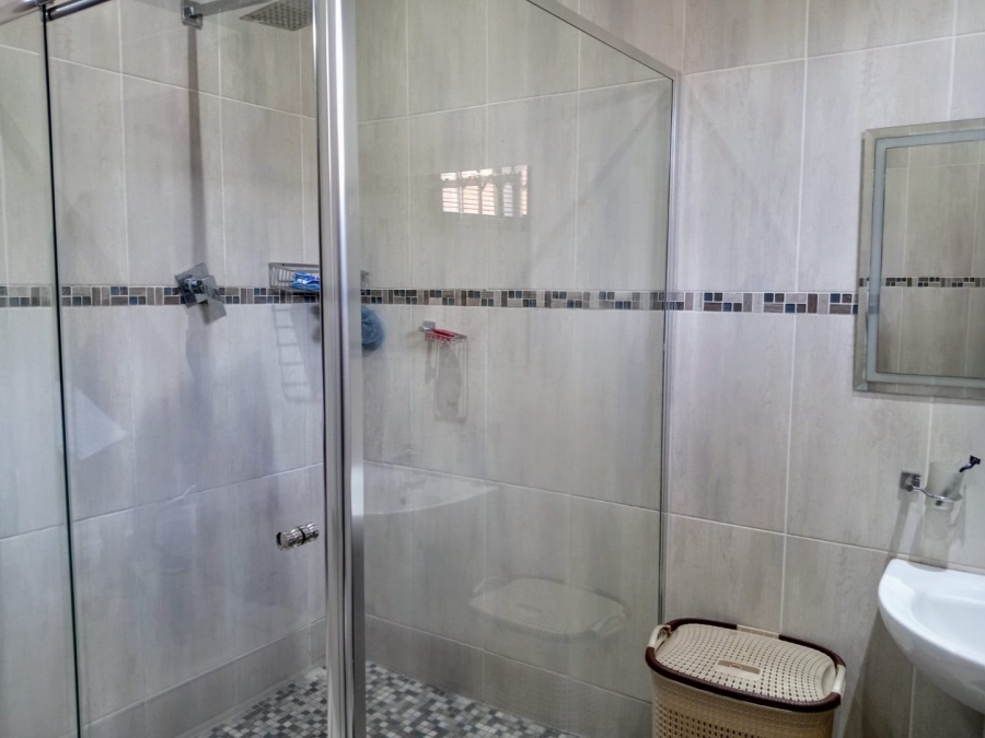 5 Bedroom Property for Sale in Mondeor Gauteng