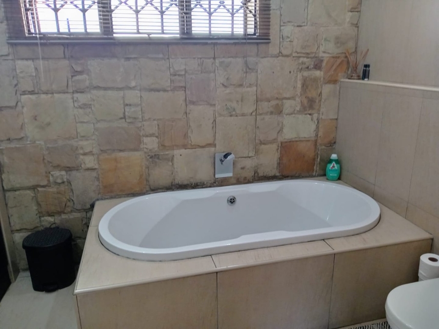 5 Bedroom Property for Sale in Mondeor Gauteng