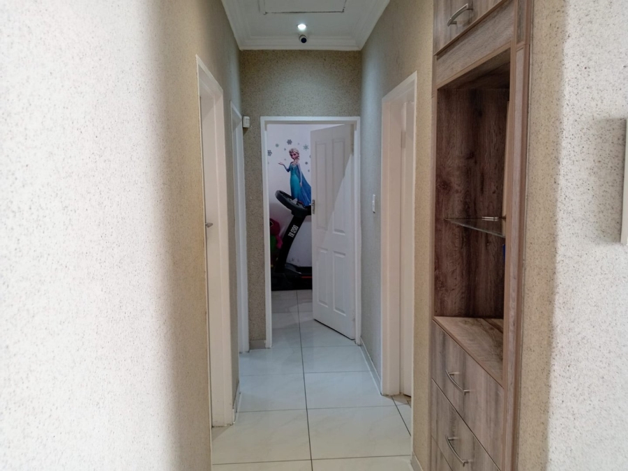 5 Bedroom Property for Sale in Mondeor Gauteng