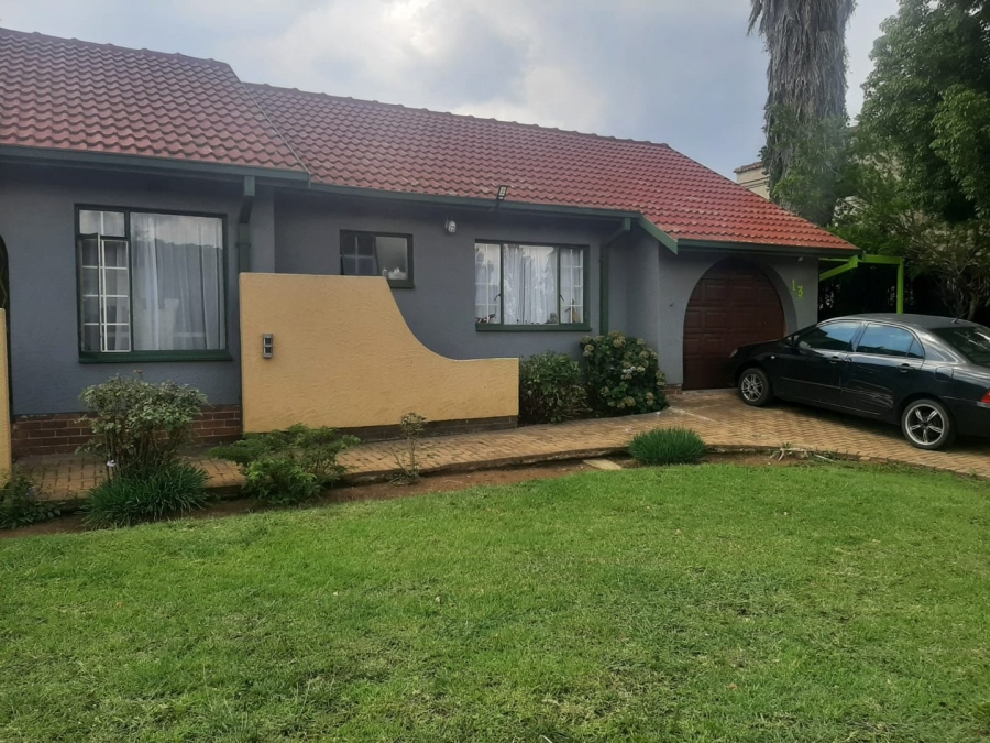 To Let 3 Bedroom Property for Rent in Brackendowns Gauteng