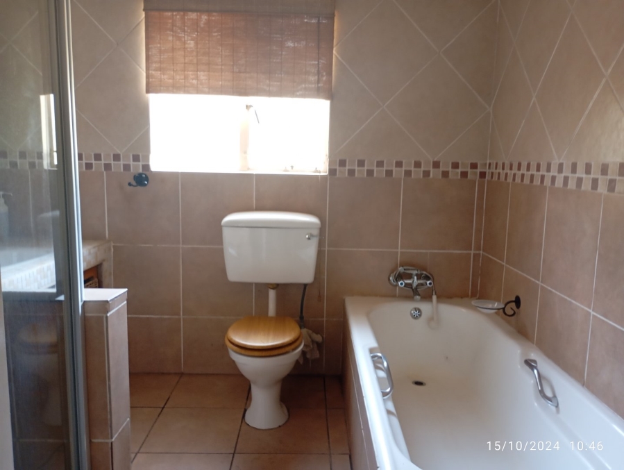 To Let 5 Bedroom Property for Rent in Glen Marais Gauteng