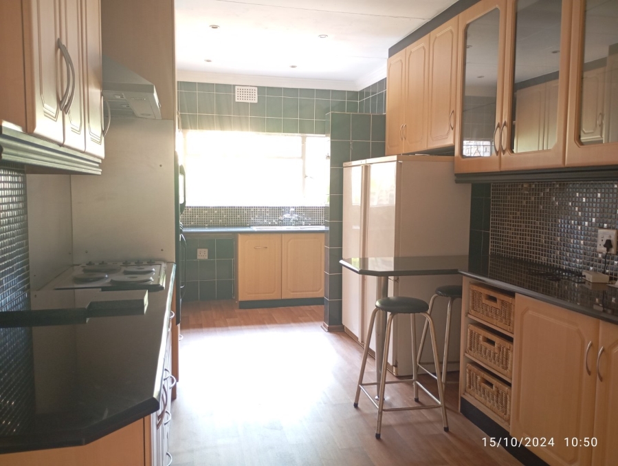 To Let 5 Bedroom Property for Rent in Glen Marais Gauteng