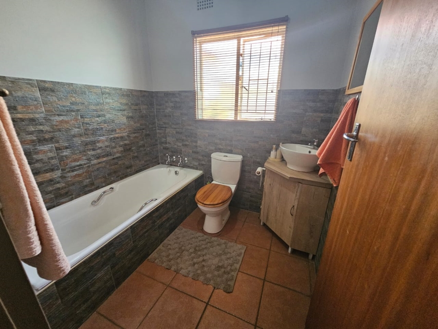 6 Bedroom Property for Sale in Helikonpark Gauteng