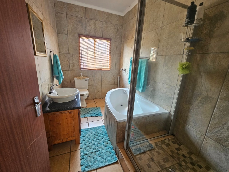 6 Bedroom Property for Sale in Helikonpark Gauteng