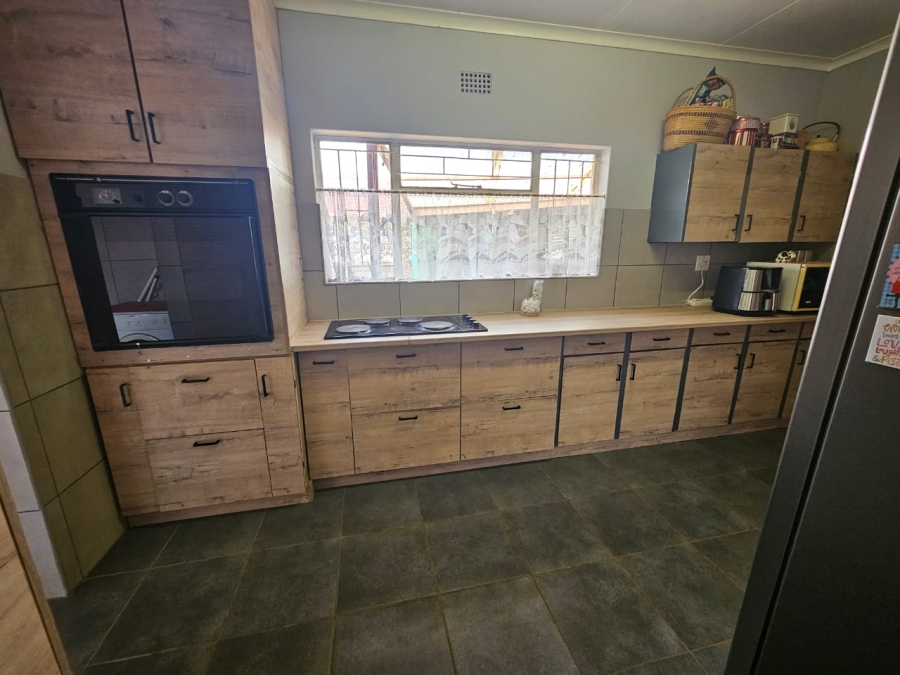 6 Bedroom Property for Sale in Helikonpark Gauteng