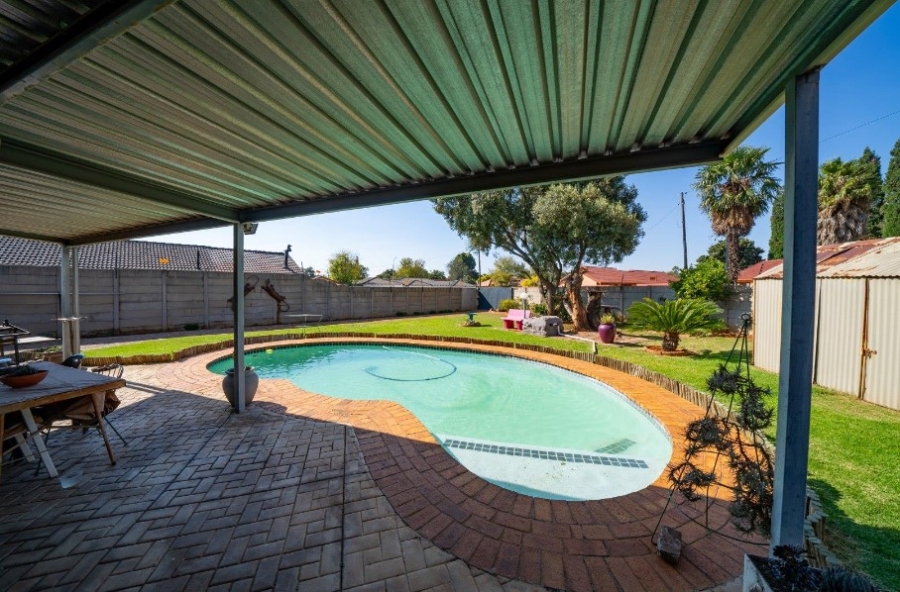 4 Bedroom Property for Sale in Groeneweide Gauteng