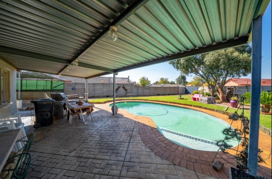 4 Bedroom Property for Sale in Groeneweide Gauteng