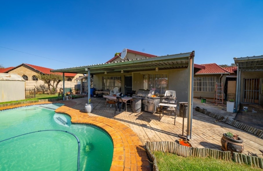 4 Bedroom Property for Sale in Groeneweide Gauteng