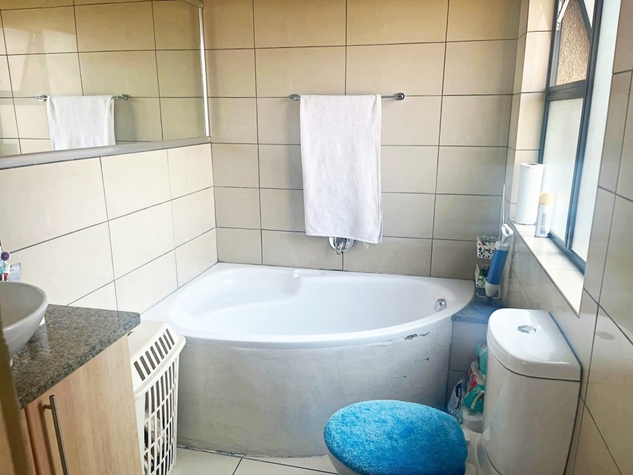 2 Bedroom Property for Sale in Rooihuiskraal North Gauteng