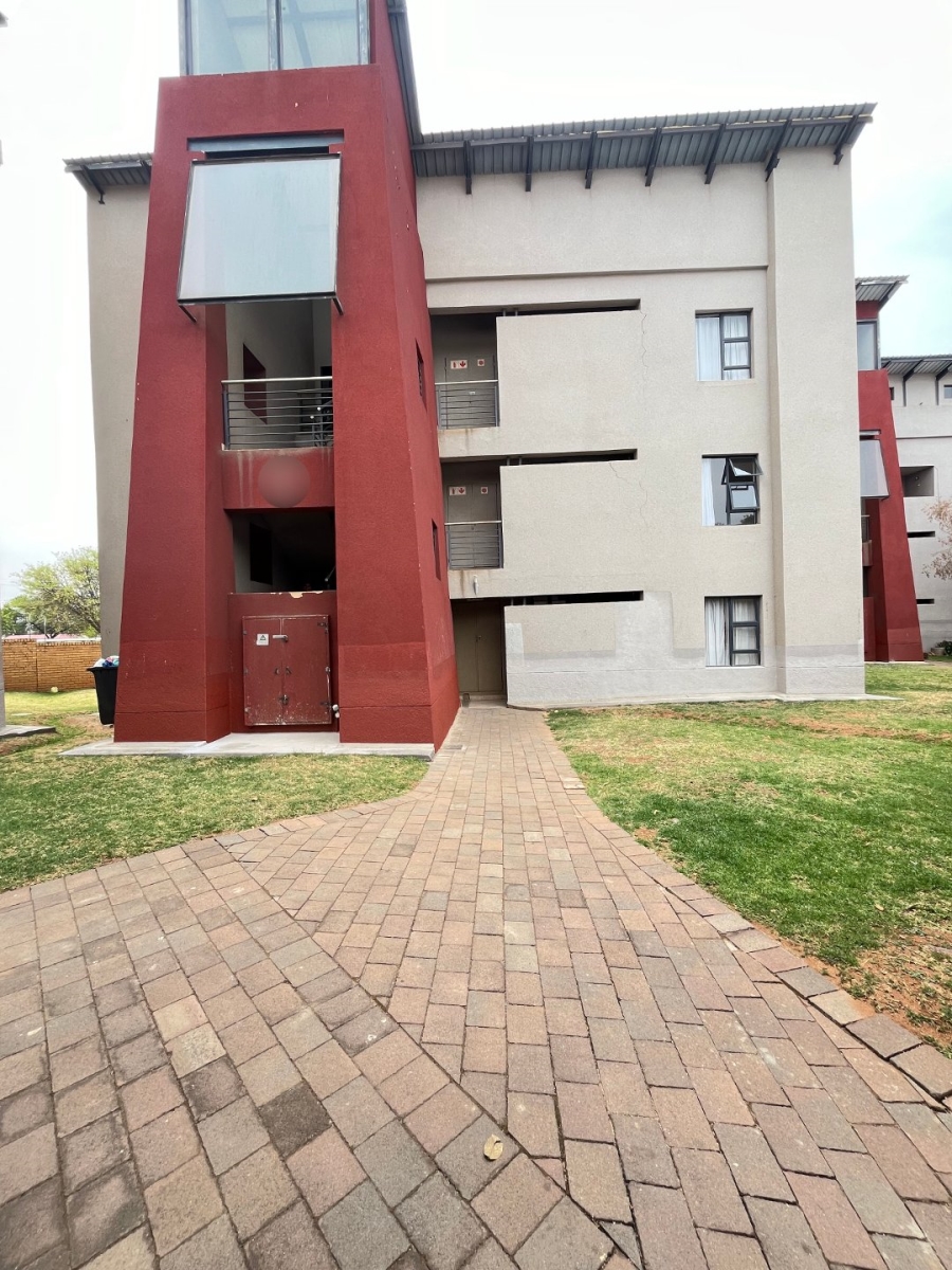 2 Bedroom Property for Sale in Rooihuiskraal North Gauteng