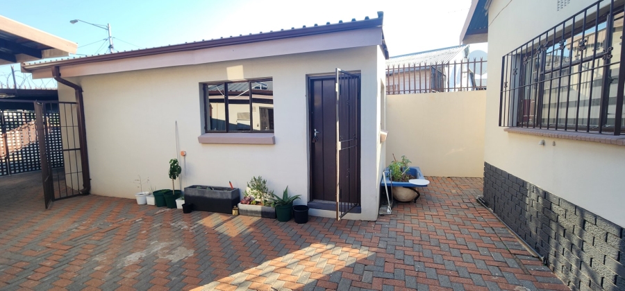 5 Bedroom Property for Sale in Laudium Gauteng