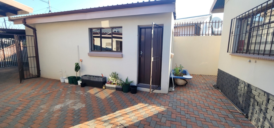 5 Bedroom Property for Sale in Laudium Gauteng