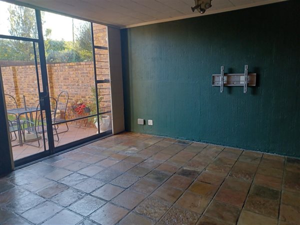 To Let 2 Bedroom Property for Rent in Robindale Gauteng