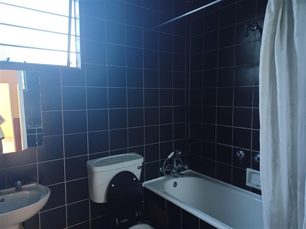 To Let 2 Bedroom Property for Rent in Robindale Gauteng