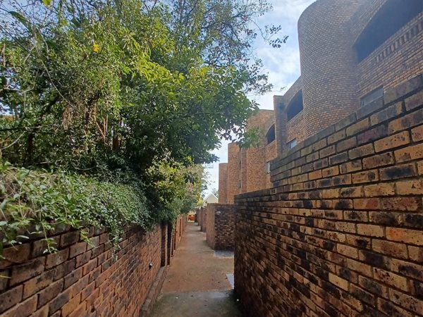 To Let 2 Bedroom Property for Rent in Robindale Gauteng