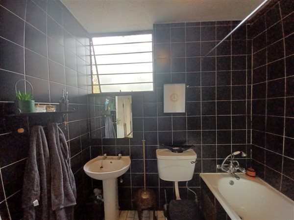 To Let 2 Bedroom Property for Rent in Robindale Gauteng