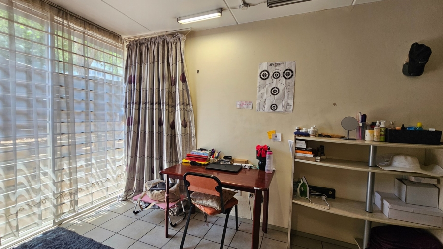 To Let 1 Bedroom Property for Rent in Braamfontein Gauteng