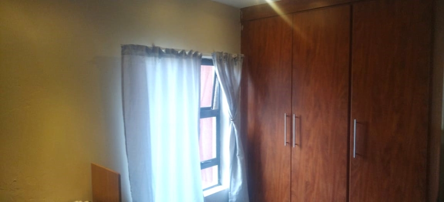 2 Bedroom Property for Sale in Rooihuiskraal North Gauteng