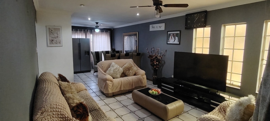 To Let 2 Bedroom Property for Rent in Brackendowns Gauteng