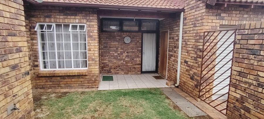 To Let 2 Bedroom Property for Rent in Brackendowns Gauteng