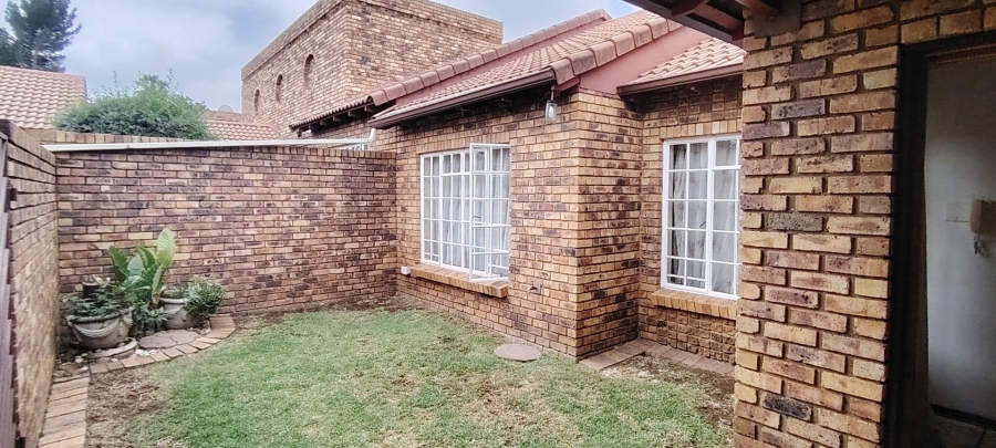 To Let 2 Bedroom Property for Rent in Brackendowns Gauteng