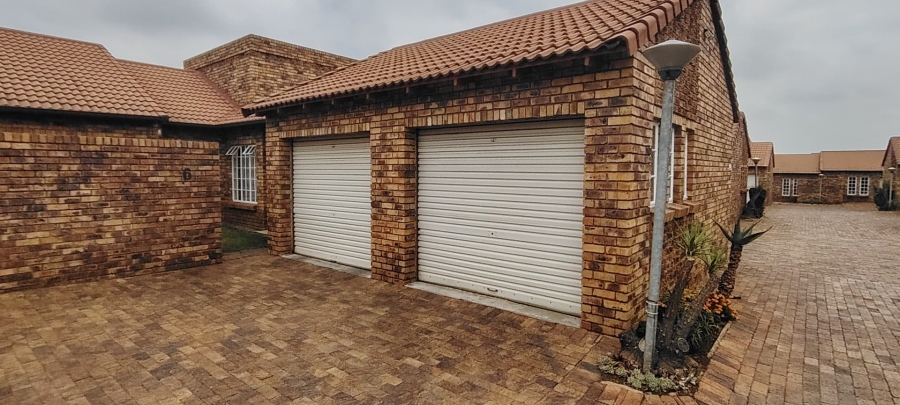 To Let 2 Bedroom Property for Rent in Brackendowns Gauteng