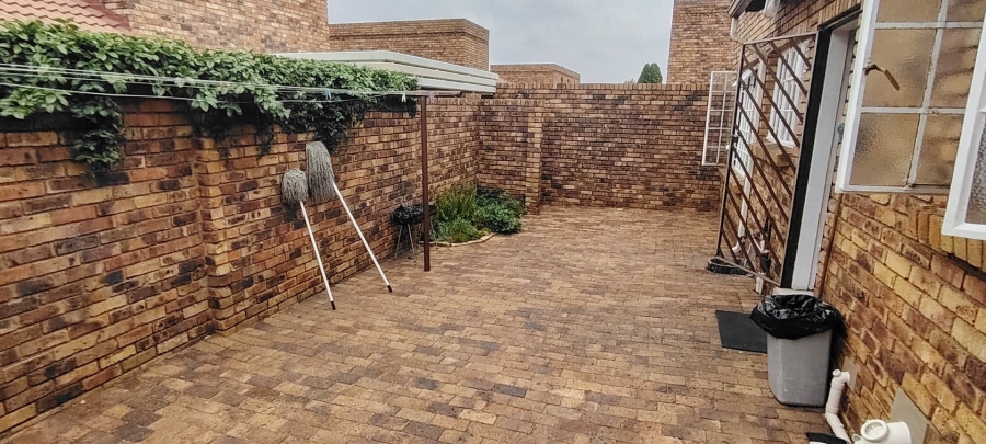 To Let 2 Bedroom Property for Rent in Brackendowns Gauteng