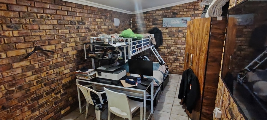 To Let 2 Bedroom Property for Rent in Brackendowns Gauteng