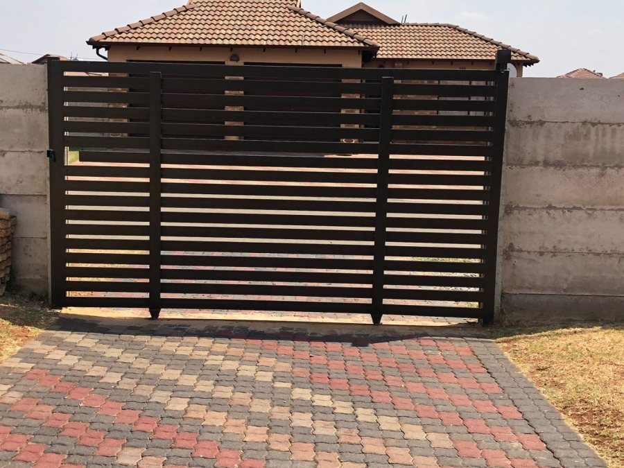 3 Bedroom Property for Sale in Clayville Gauteng