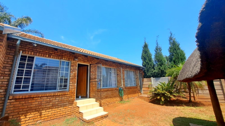 2 Bedroom Property for Sale in Rooihuiskraal North Gauteng