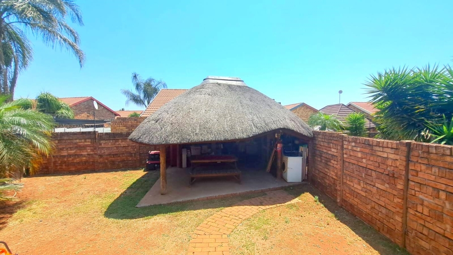 2 Bedroom Property for Sale in Rooihuiskraal North Gauteng