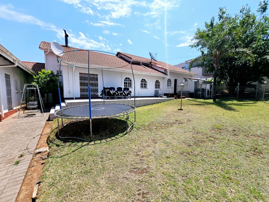 6 Bedroom Property for Sale in Erasmia Gauteng