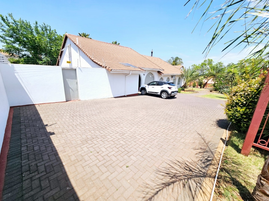 6 Bedroom Property for Sale in Erasmia Gauteng